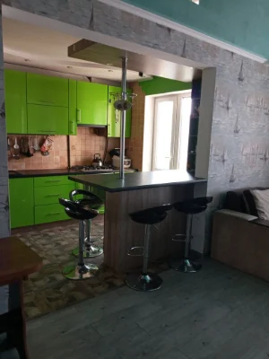 Продам  з Євроремонтом 3-и кім.кв-ру у центрі! Кухня-студія!