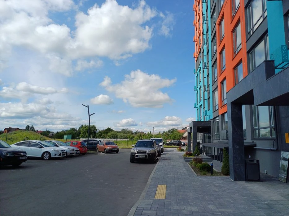 Продаж просторої квартири в новому будинку, автон/опалення