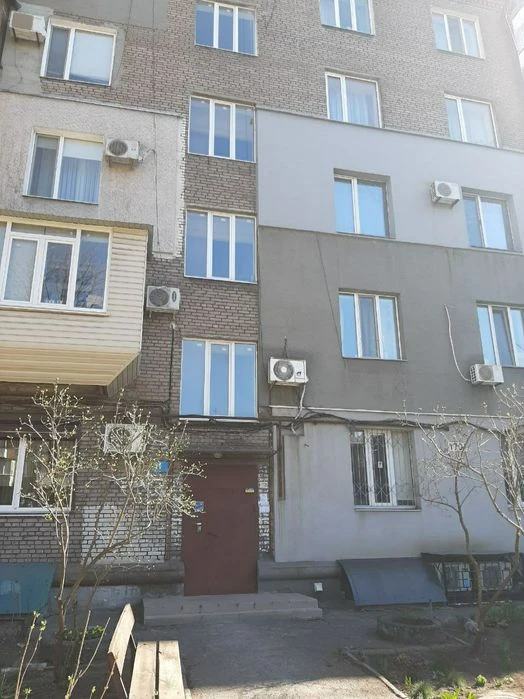 3-room apartment on Sobornoy Ave.