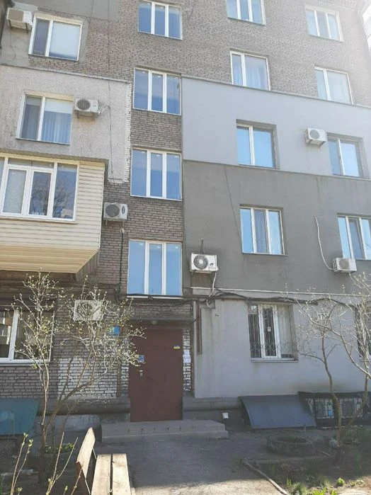 3-room apartment on Sobornoy Ave.