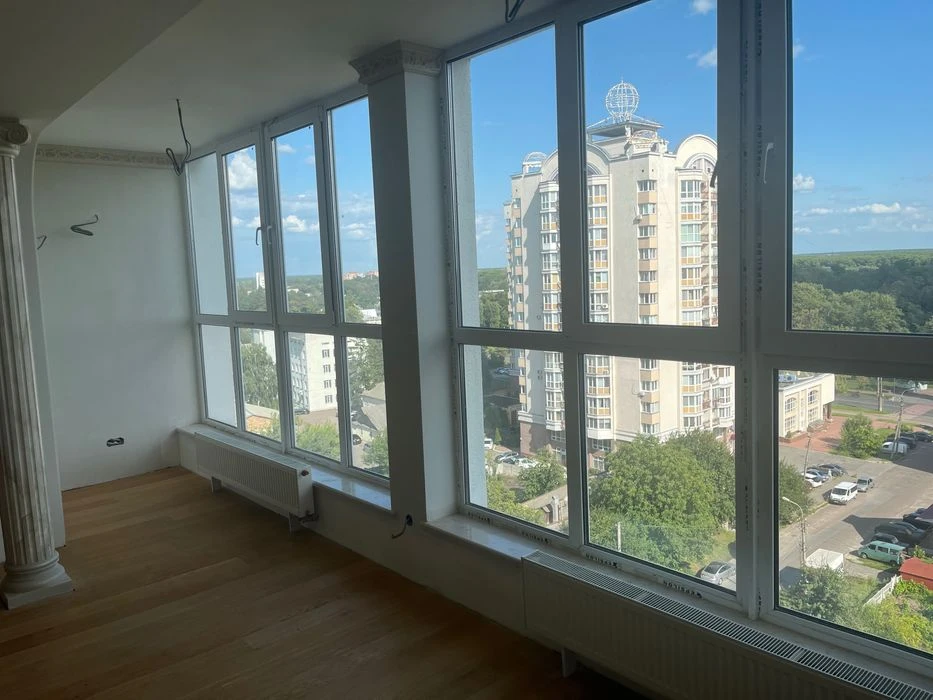5ти кімнатна квартира по вул. Милорадовича 55власна тераса Y