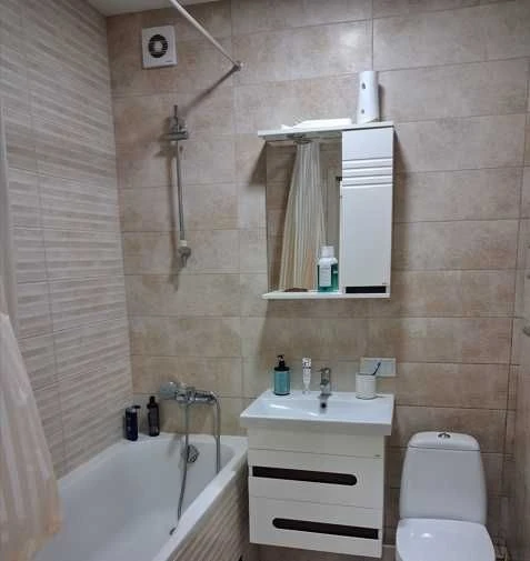 Продам 1 кімн. квартиру 37 м2 з ремонтом, меблями та техніко