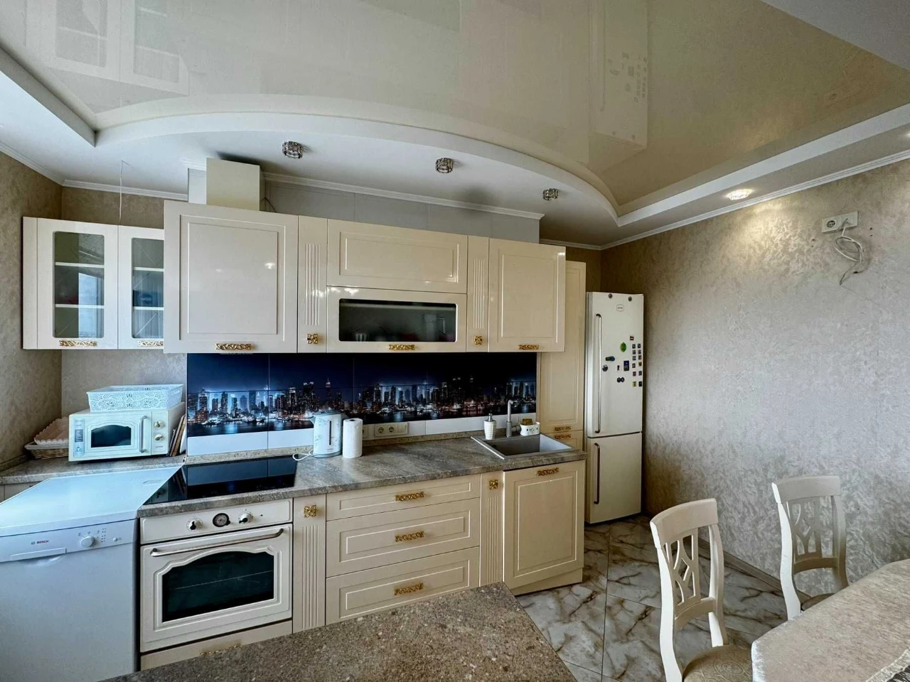 Stylish 3-room premium class apartment for sale in the residential complex "At