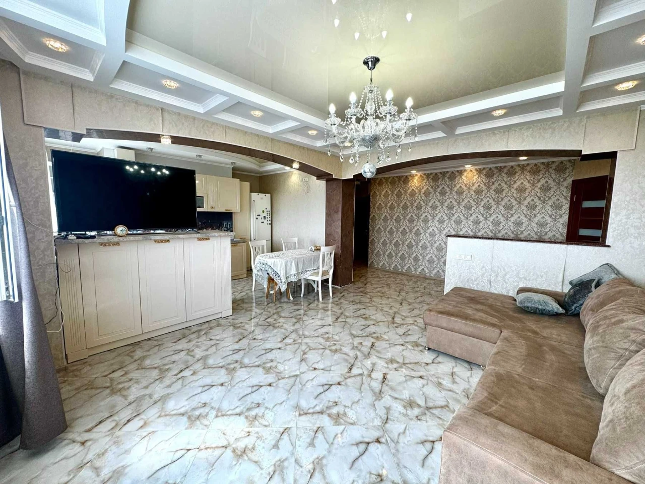 Stylish 3-room premium class apartment for sale in the residential complex "At