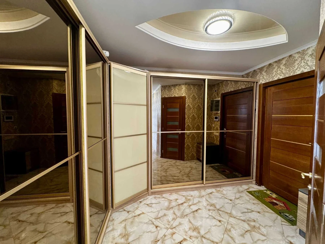 Stylish 3-room premium class apartment for sale in the residential complex "At