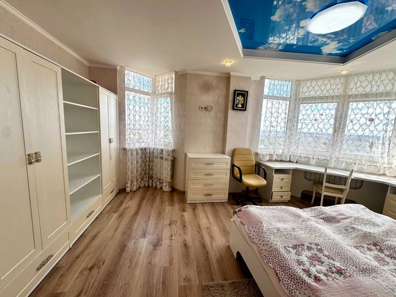 Stylish 3-room premium class apartment for sale in the residential complex "At