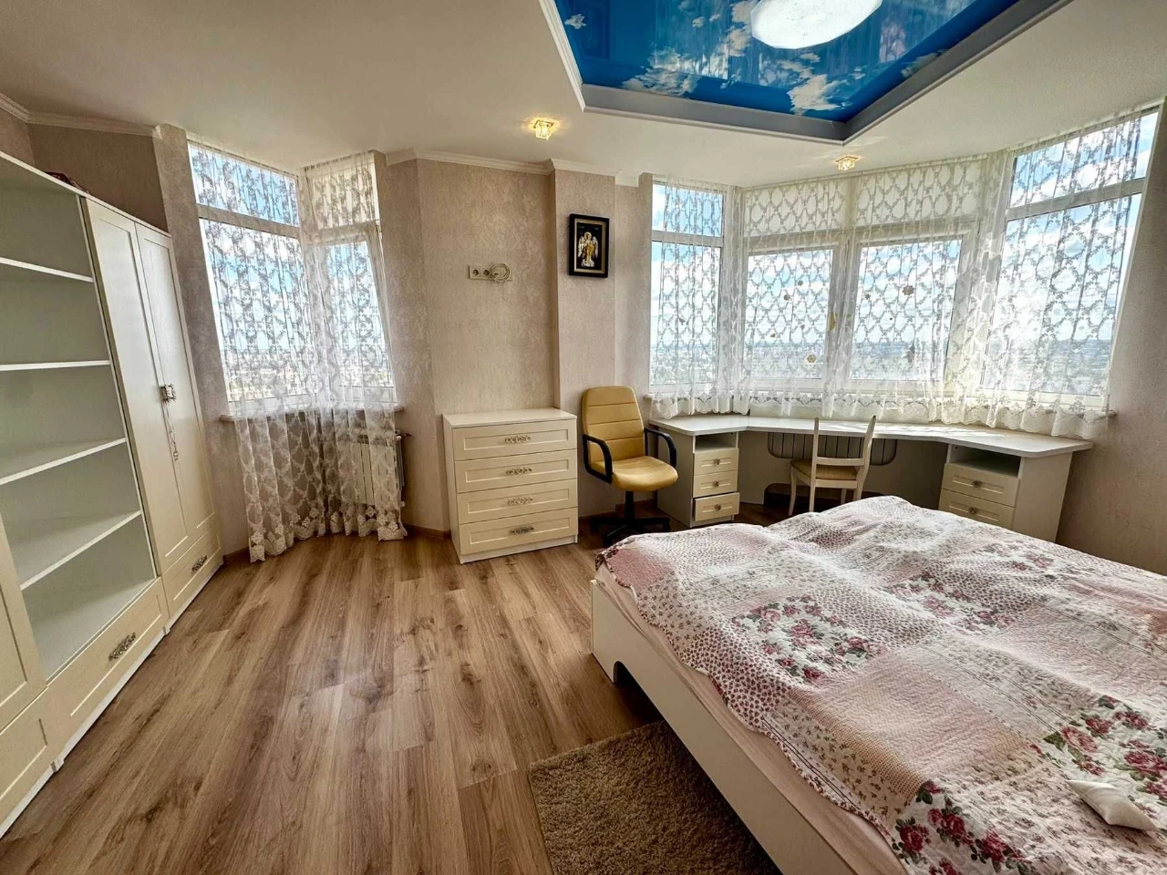 Stylish 3-room premium class apartment for sale in the residential complex "At