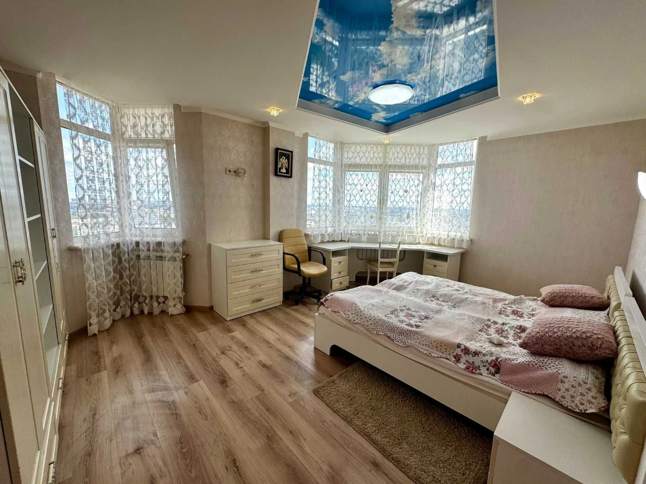 Stylish 3-room premium class apartment for sale in the residential complex "At