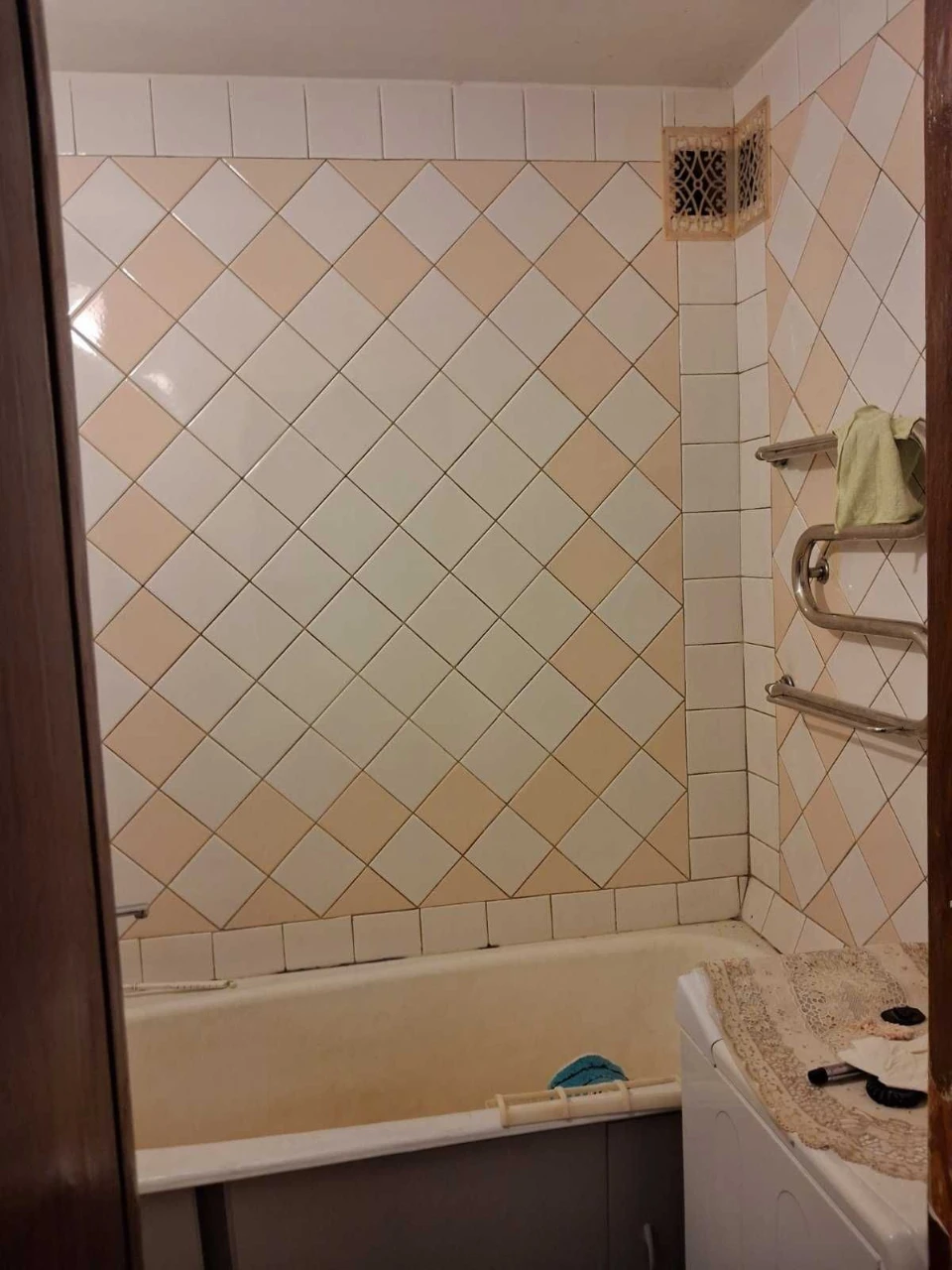 Urgent sale of 3-room apartment with a view, Alekseevka, Pobed