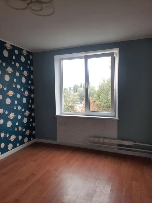 Three-room apartment for sale near Sportivnaya and Metrostroitele metro stations.