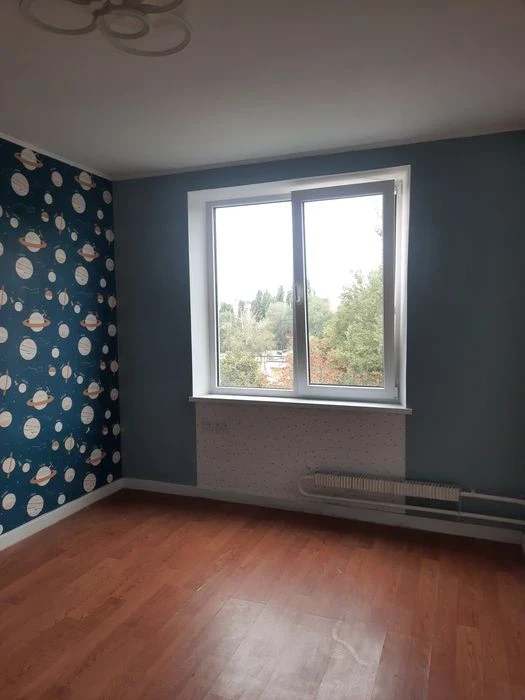 Three-room apartment for sale near Sportivnaya and Metrostroitele metro stations.