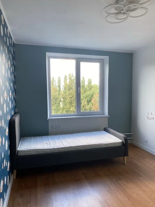 Three-room apartment for sale near Sportivnaya and Metrostroitele metro stations.