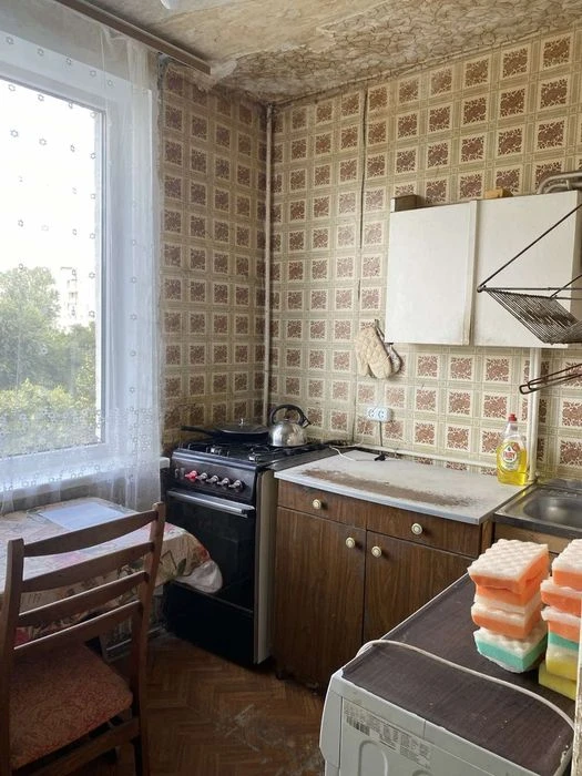 Three-room apartment for sale near Sportivnaya and Metrostroitele metro stations.