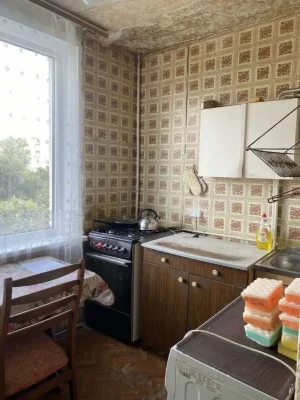 Three-room apartment for sale near Sportivnaya and Metrostroitele metro stations.