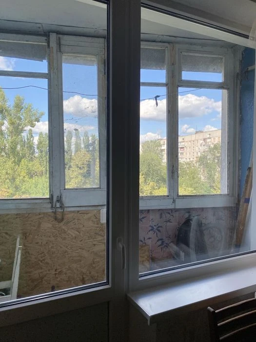 Three-room apartment for sale near Sportivnaya and Metrostroitele metro stations.