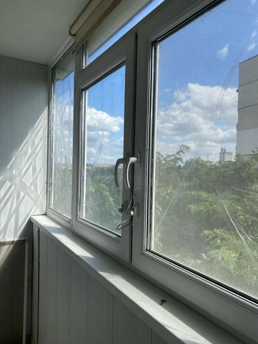 Three-room apartment for sale near Sportivnaya and Metrostroitele metro stations.
