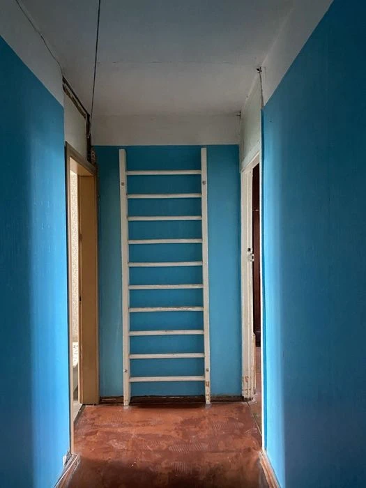 Three-room apartment for sale near Sportivnaya and Metrostroitele metro stations.