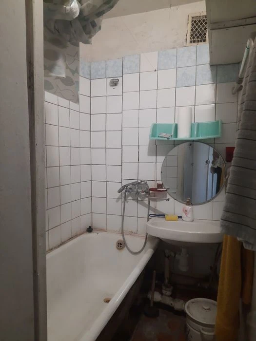 Three-room apartment for sale near Sportivnaya and Metrostroitele metro stations.