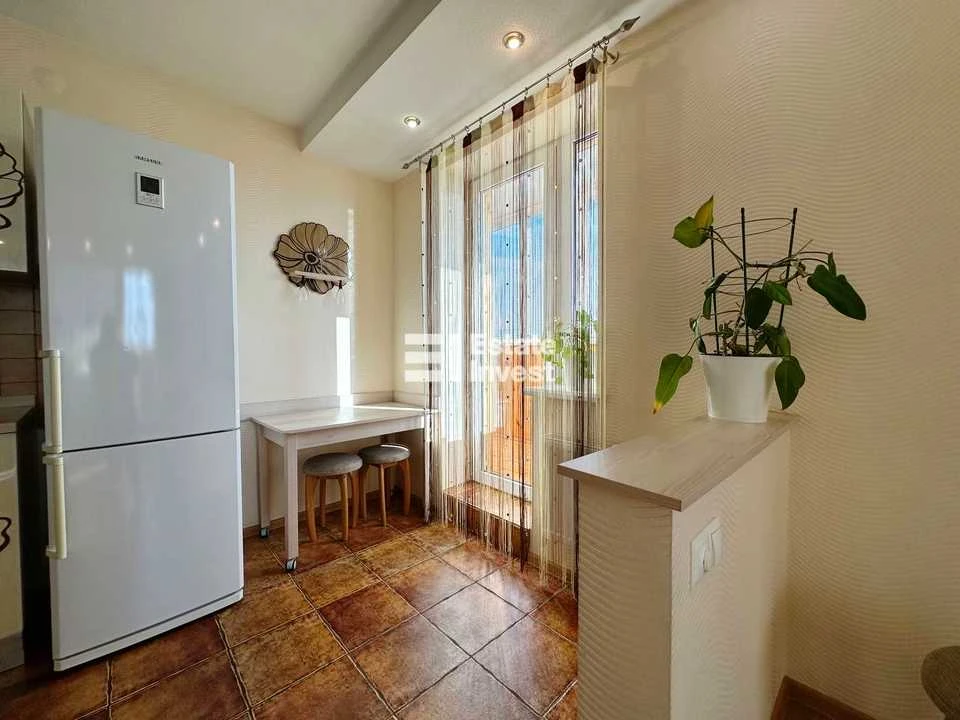 Apartment. Kharkiv, Traktorostudivnyky ave., (94v)