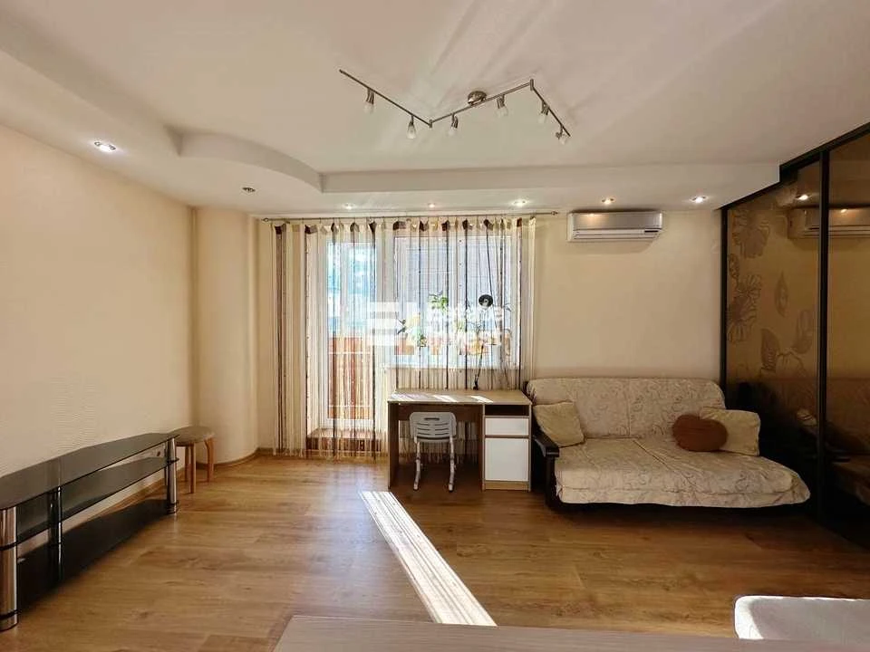 Apartment. Kharkiv, Traktorostudivnyky ave., (94v)