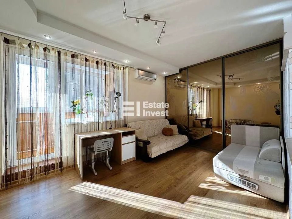 Apartment. Kharkiv, Traktorostudivnyky ave., (94v)