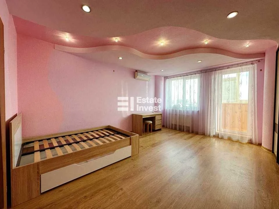 Apartment. Kharkiv, Traktorostudivnyky ave., (94v)