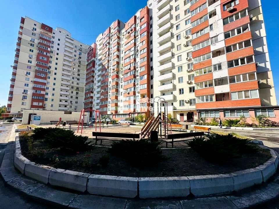 Apartment. Kharkiv, Traktorostudivnyky ave., (94v)