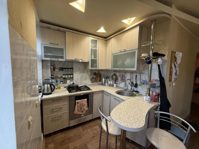 3 rooms, 77.5 m2, Iskrynska St., 33. Uprising Square