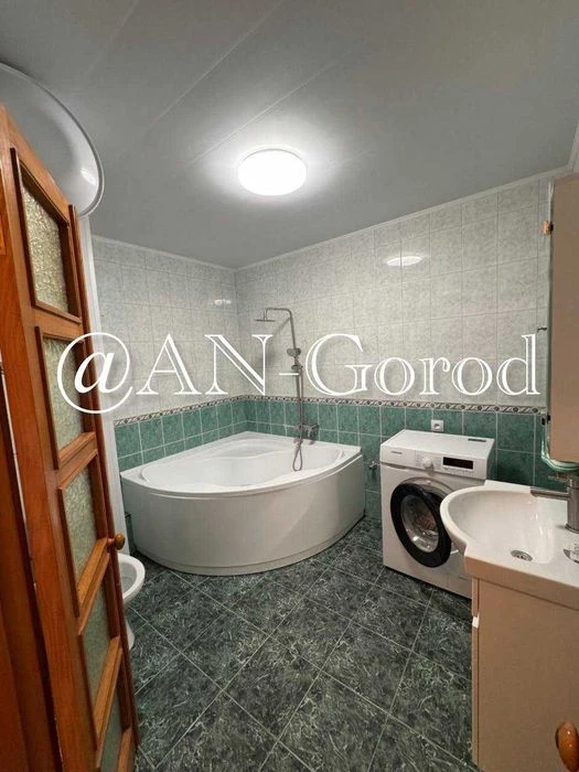 For sale 3-room apartment 64 sq.m. in Saltovka, on Amosova Street,