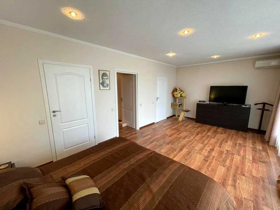 Apartment. Kharkiv, Novooleksandrivska St., (Building 5)