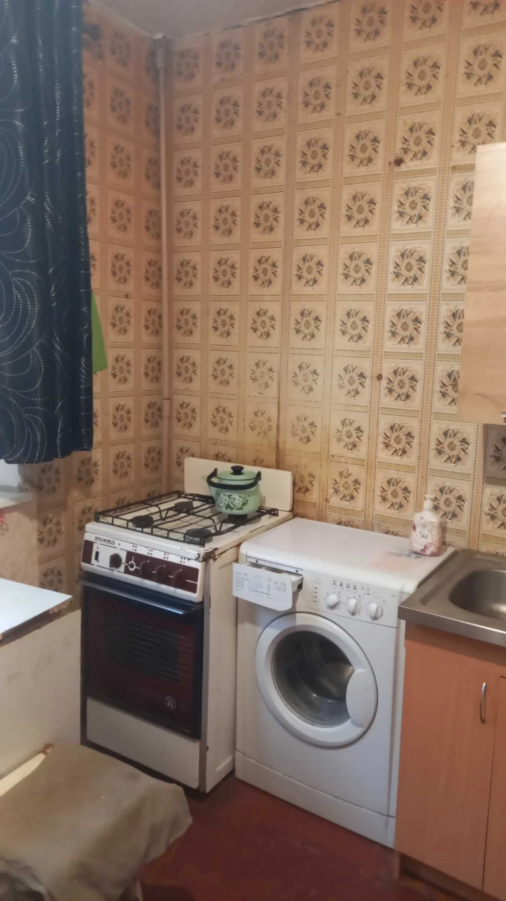 For sale: 1-room apartment. 124 Traktoro-Stroiteley Ave.