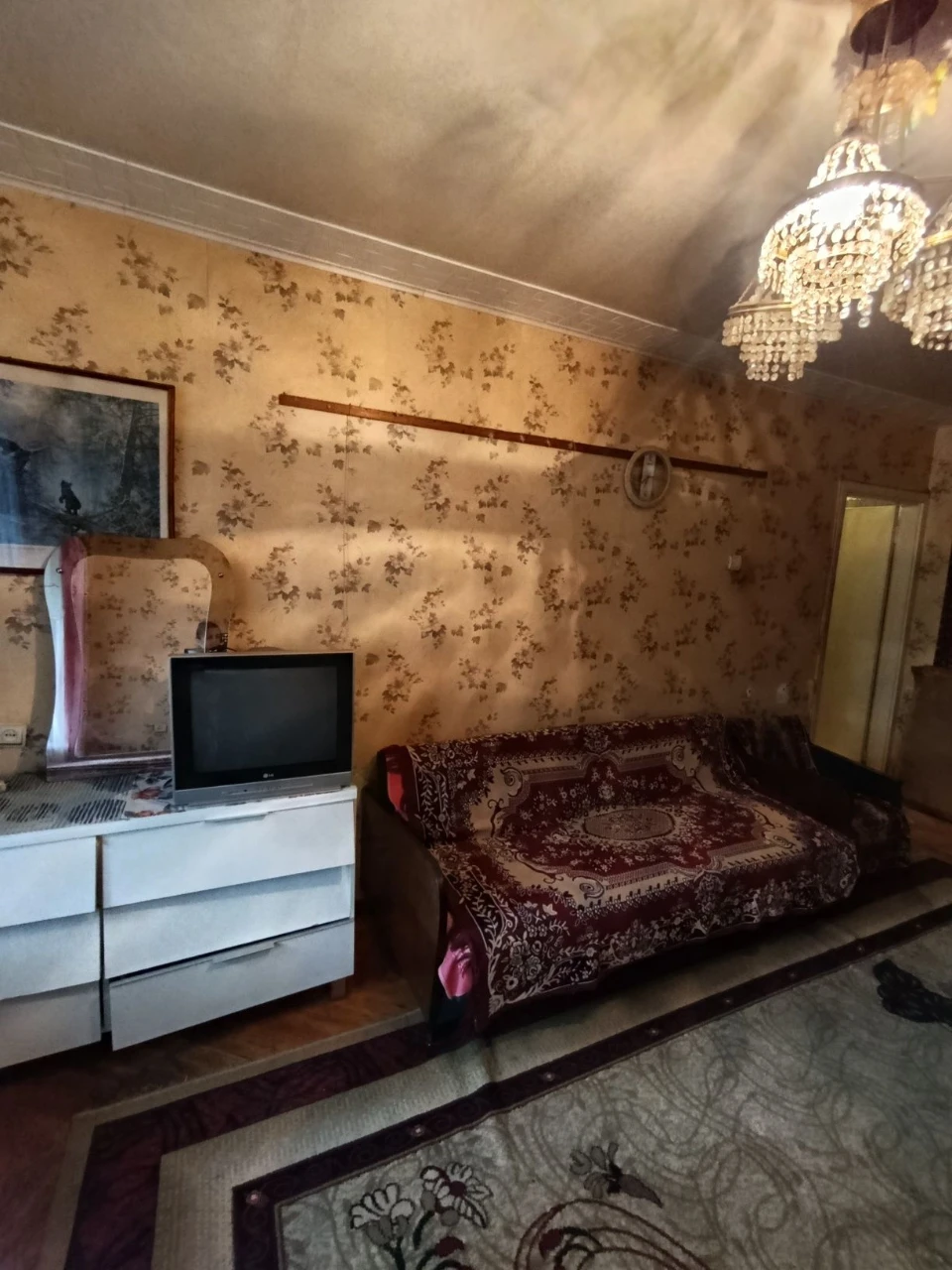 I am selling a 2-room apartment.