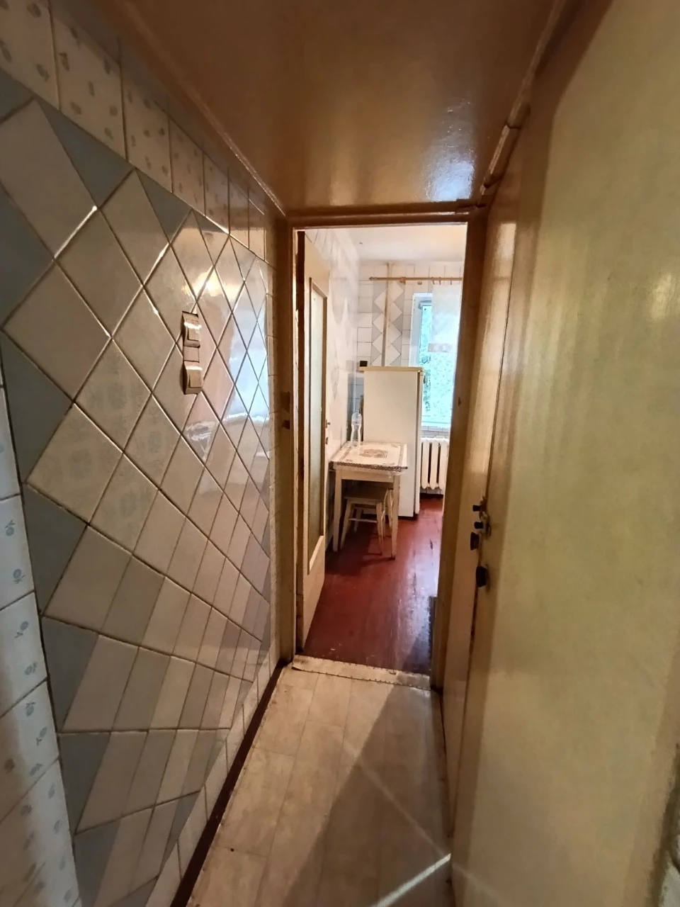I am selling a 2-room apartment.