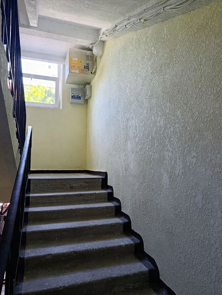I am selling a 2-room apartment.