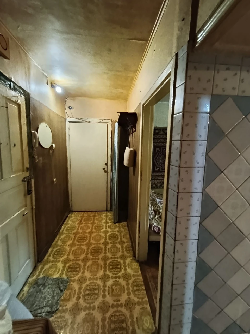 I am selling a 2-room apartment.