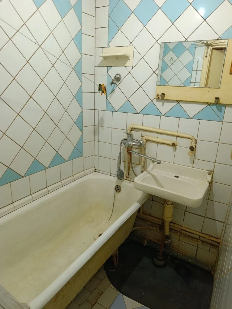I am selling a 2-room apartment.