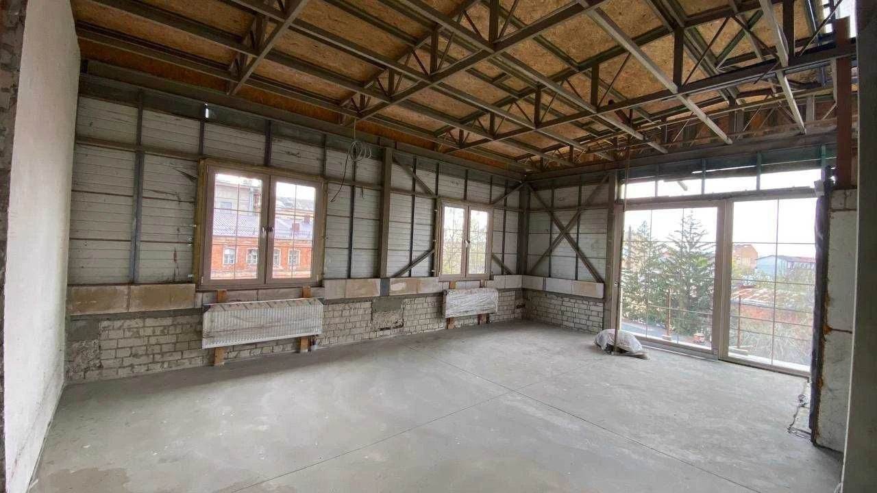 94 m² + 54 m² terrace, 3-room apartment in the historic center of Kharkiv