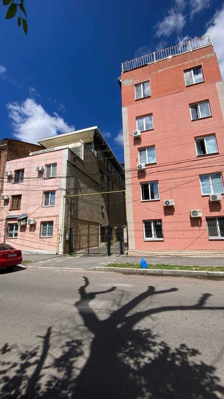 94 m² + 54 m² terrace, 3-room apartment in the historic center of Kharkiv