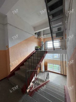 No commission for the buyer. Selling a 3-room apartment with