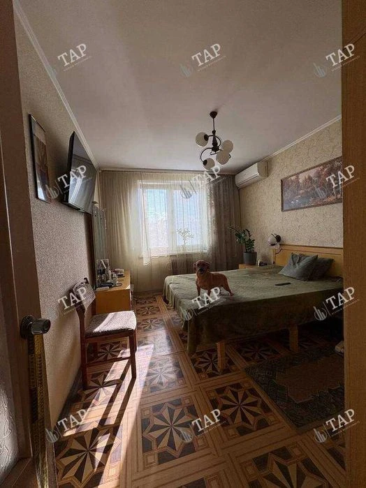 No commission for the buyer. Selling a 3-room apartment with