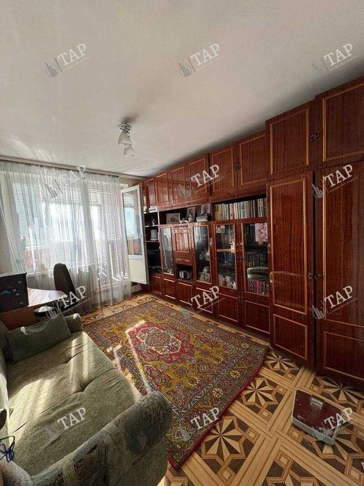 No commission for the buyer. Selling a 3-room apartment with