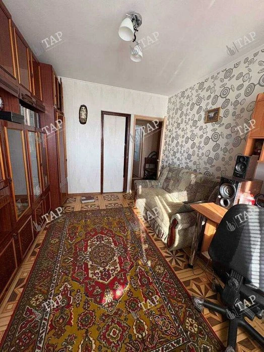 No commission for the buyer. Selling a 3-room apartment with