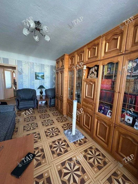 No commission for the buyer. Selling a 3-room apartment with