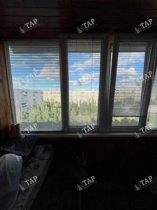No commission for the buyer. Selling a 3-room apartment with
