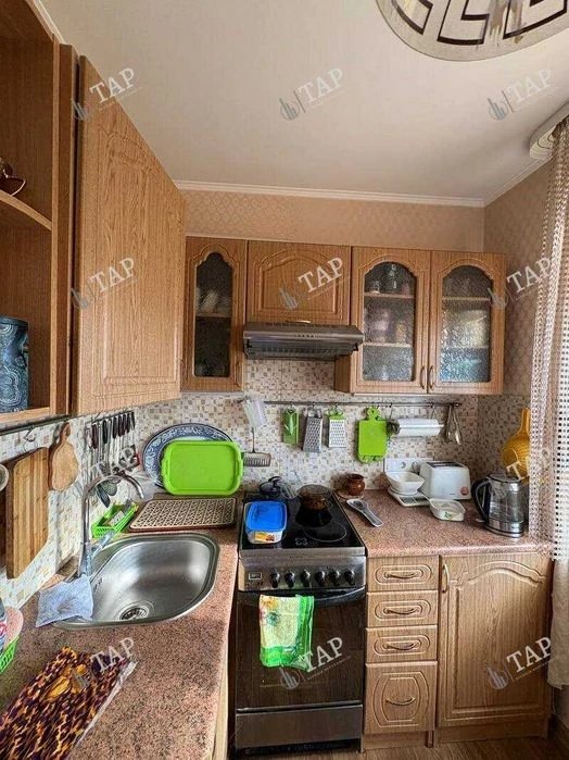 No commission for the buyer. Selling a 3-room apartment with