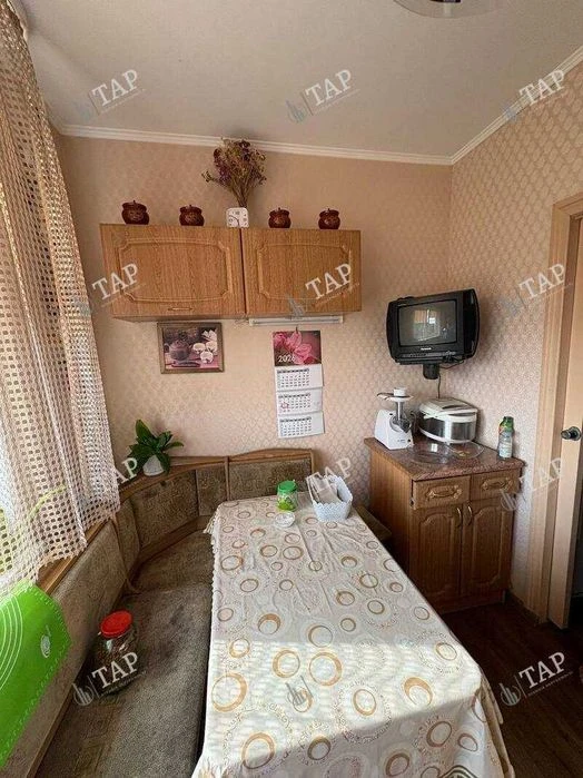 No commission for the buyer. Selling a 3-room apartment with