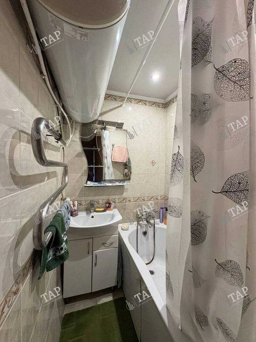 No commission for the buyer. Selling a 3-room apartment with