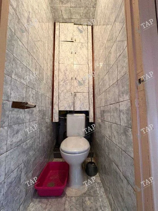 No commission for the buyer. Selling a 3-room apartment with