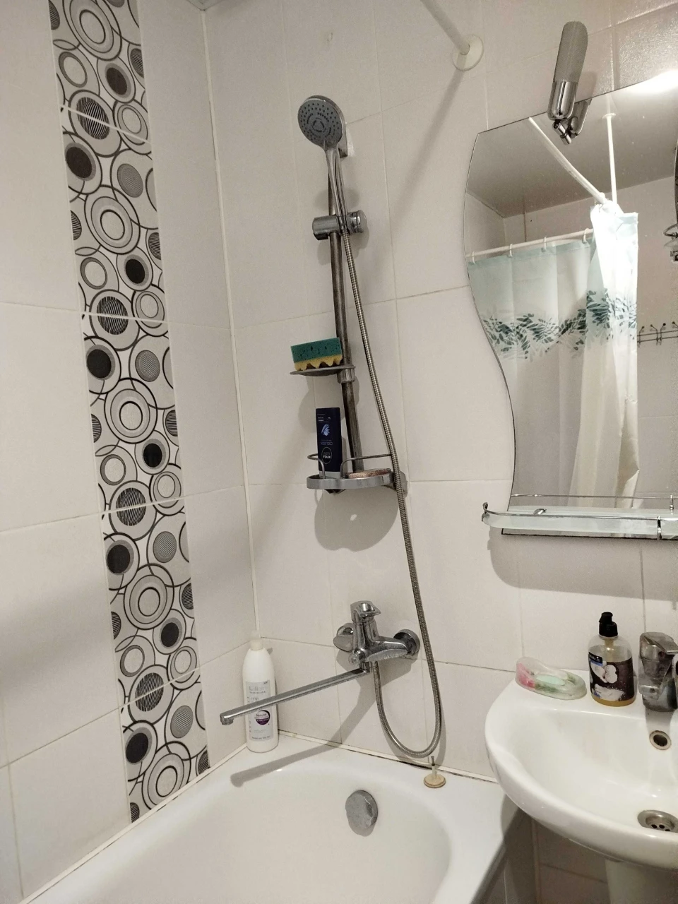 Urgent! 3-room apartment with major repairs, M. Saltovskaya, near