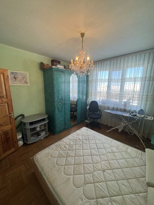 Selling a three-room apartment in Saltovka (furnished and equipped).
